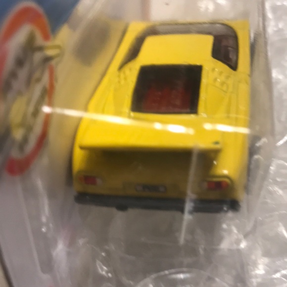 Hot wheels 1994 Bugatti EB 110 SS Yellow in high demand and highly collectible - Picture 5 of 6
